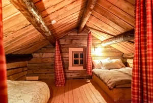 Rooftop bedroom in hut in Malselv